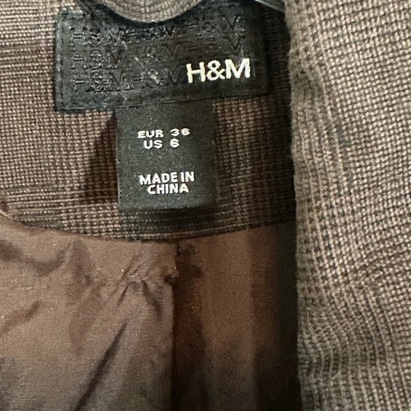 H&M brown short belted, trench coat in subtle plaid, size 6 - Picture 4 of 6